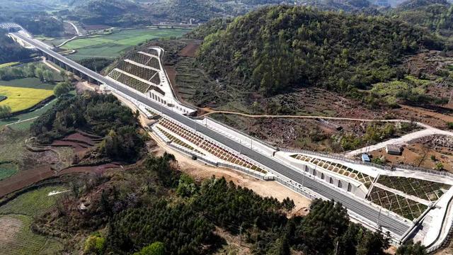 盘兴高铁开通运营