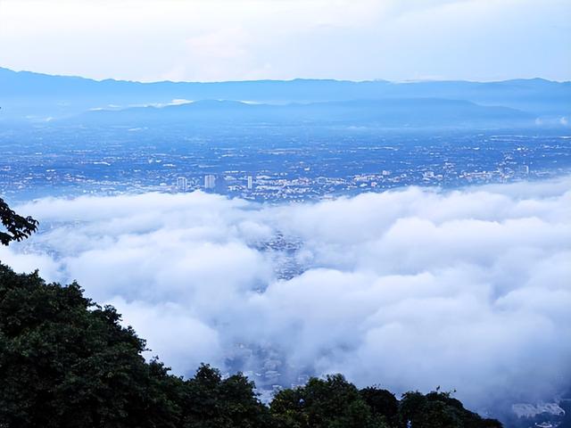 泰国旅游：日逛艺术村 夜游素贴寺（图）
