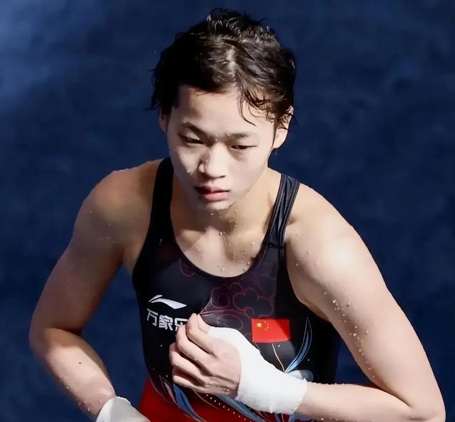 全红婵回队了，她变化很大，身高快170了吧，留起长发，气场更强