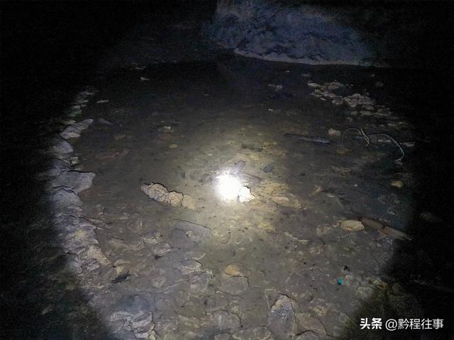 偏远乡野中寻找一个古寺遗址，探险一个深邃溶洞