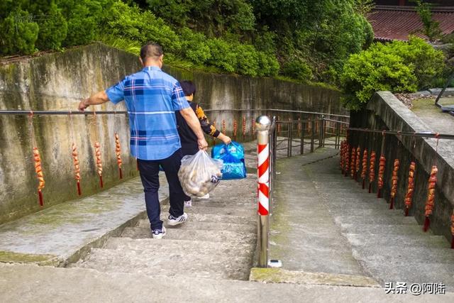 临崖而建的萧山福庆寺,来历有点神秘却香火旺盛,当地影响力甚广
