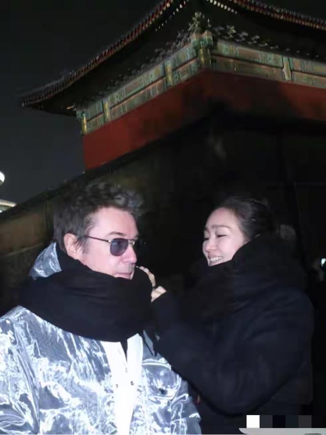 巩俐和老公打卡北京中轴线60岁和77岁就像两个年轻人在谈恋爱一样