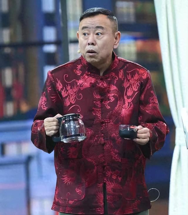 全家移民真相大白2年，享正师级待遇的潘长江，已走上另一条大道