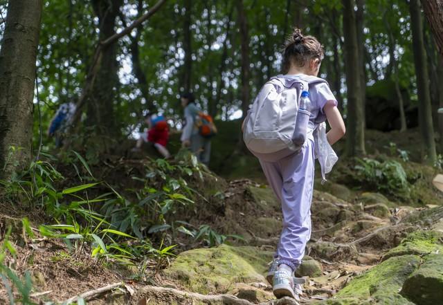 爬山群里的“纯友谊”：成年人的情感边界，藏在那根登山杖里……