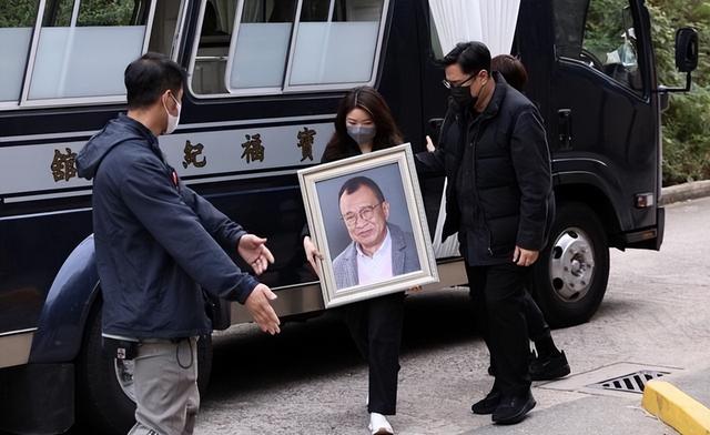 许绍雄出殡女儿捧遗照，苗侨伟欧阳震华扶灵，佘诗曼同行哭红双眼