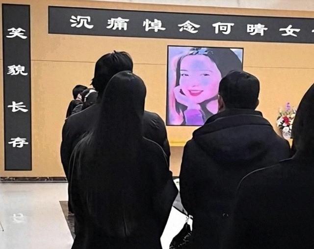 戏都不演了！何晴葬礼结束不到48小时，揪心的一幕就出现了