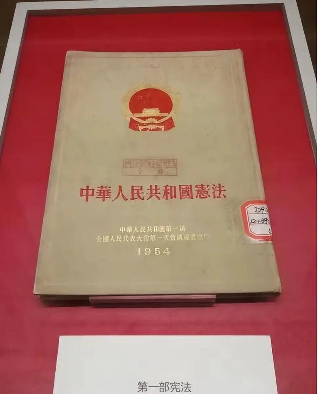 统一台湾的最大障碍，不是美国和台独，而是“中华民国”这个称号