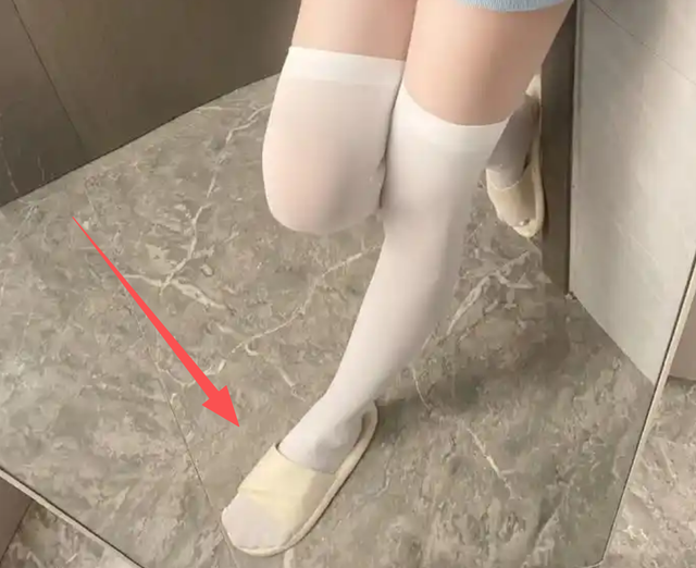 “长袜配拖鞋”在女大学生中流行，家长不能理解：不卫生也不好看