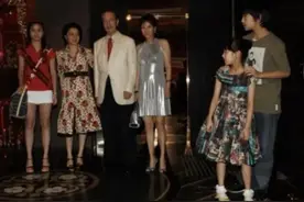 梁安琪和陈婉珍同框，两家常常一起合照，何超莲喊四太阿姨图片