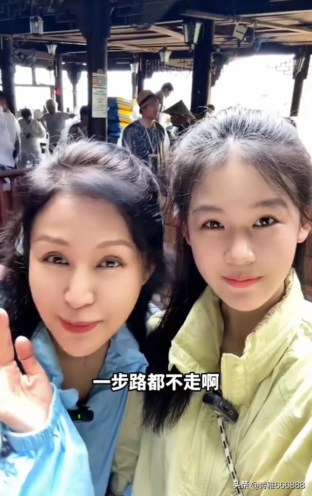 鲍蕾大女儿贝儿策划避暑之旅，母女俩同框像姐妹，贝儿比妈妈还美