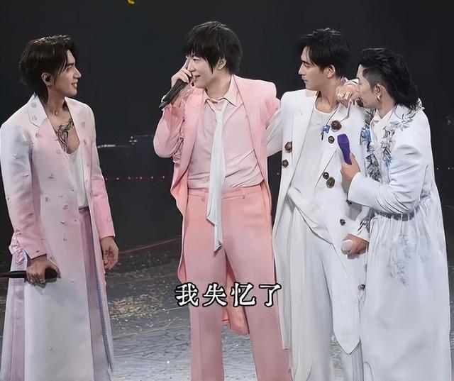 阿信摔下舞台不到24小时，恶心的一幕出现，朱孝天没给自己留体面