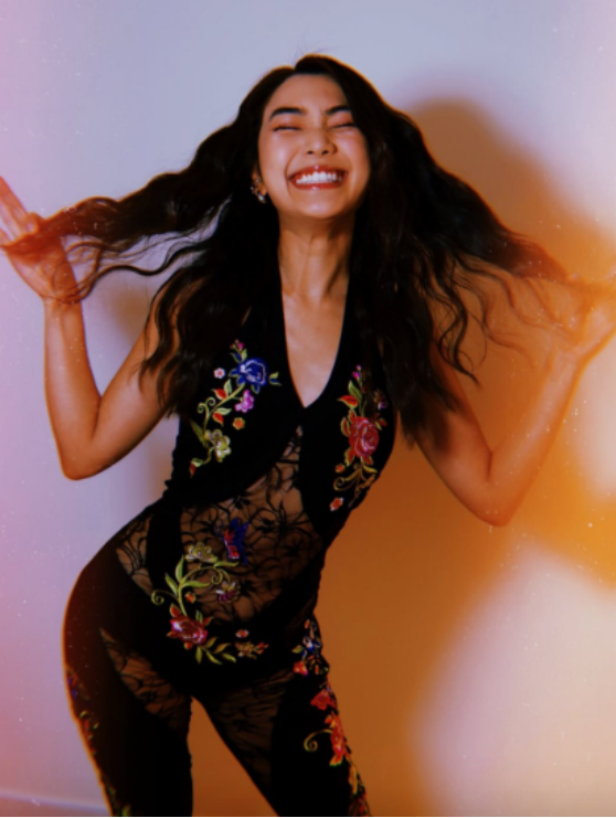 香港知名女星穿透视装庆生，好身材一览无余，曾因失恋三度自杀