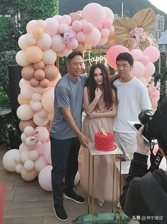 59岁温碧霞香港庆生，16岁养子想要亲吻妈妈 被爸爸一把拉开好尴尬