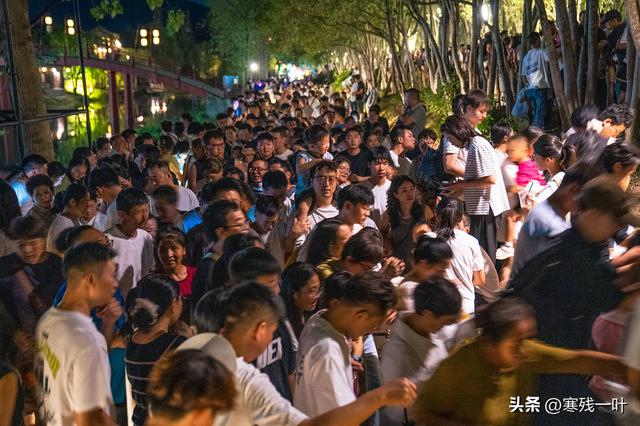国庆假期首日，浙江象山影视城被挤爆了！游客：低估了夜游的魅力