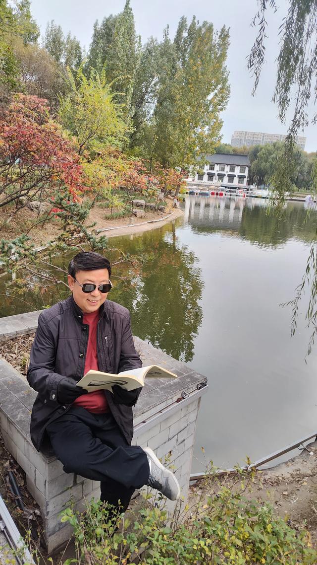 宣化万柳公园银杏黄来火炬红，战友军嫂游园观赏图片集