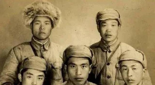 他带八个团加入八路军，1955年仅授大校，去世后百位将军为他送行