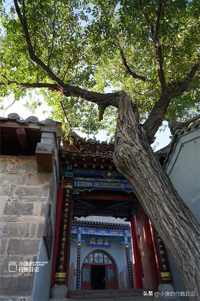 陕北有座“云顶天宫”，1公里山脊薄如刀背，挤了100多座古建筑