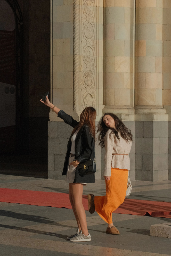 人均卡戴珊，这个忧伤又美丽的小国让我念念不忘