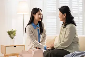 她35岁，放下孩子出门打工，当保姆每个月挣6000，婆婆求她快回家图片