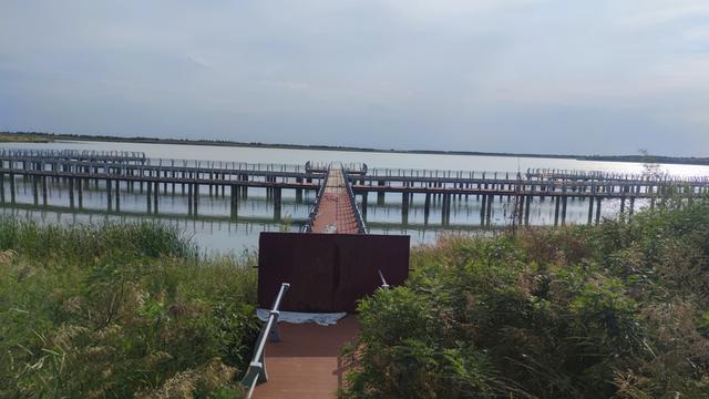 包头城南靠近黄河的昭君湖，也叫小白河景区，黄河浩渺，湖平如镜