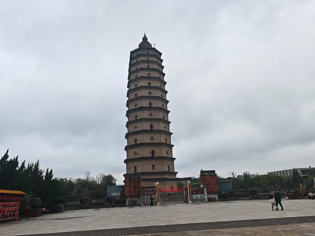 崇文塔上雨听禅