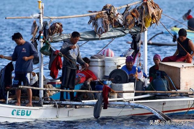 菲律宾海警飞机闯入我国黄岩岛领空，结果被072登陆舰队锁定驱逐