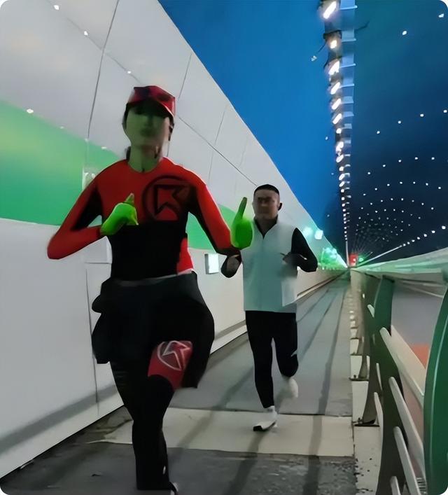 山东跑友张素梅车祸去世，月跑量300多公里，开奔驰，颜值身材好