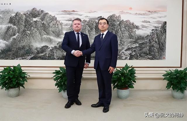 翻脸比翻书快！泽连斯基突然通知中国，准备迎接乌克兰的最新制裁