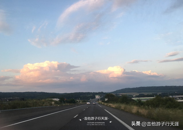 游子的Vlog：法国秋天的田园风光9- 傍晚落日余晖下的公路之旅
