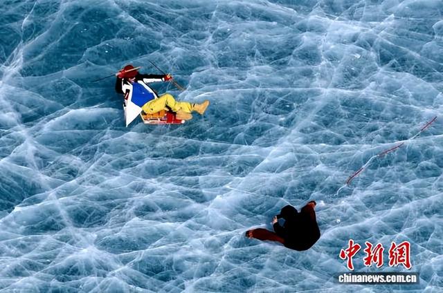 西藏拉萨琼穆岗嘎雪山冰湖引客来