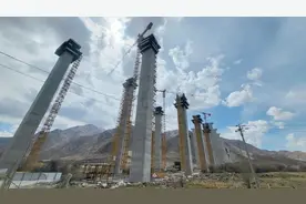 G218线那拉提至火烧桥分时段交通管制 持续到10月图片