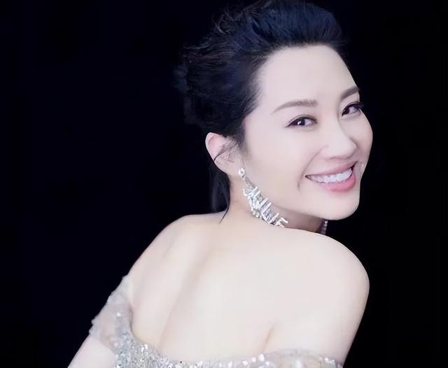 她一生 “风流成性、老少通吃”，撩汉无数，现如今56岁却依旧单身
