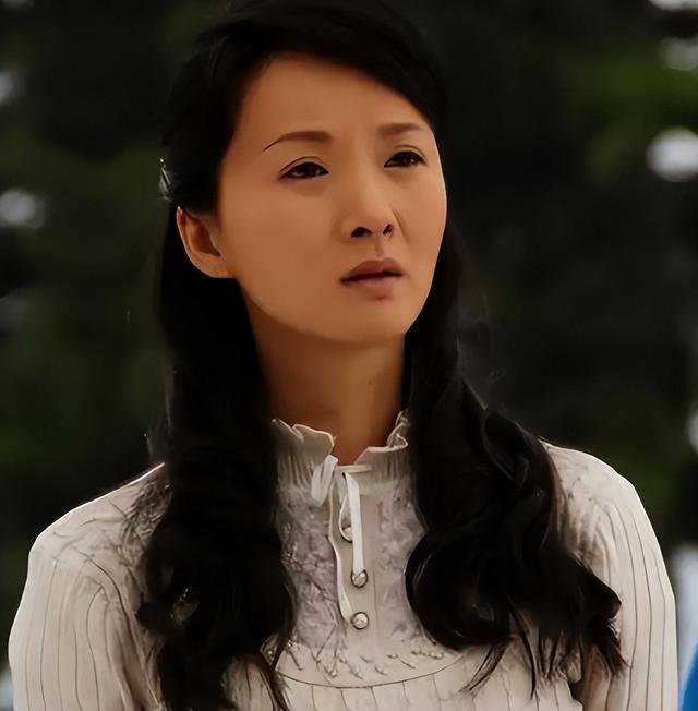 吃里扒外！定居美国13年，回国捞金惨遭“驱逐”，52岁活成了笑话