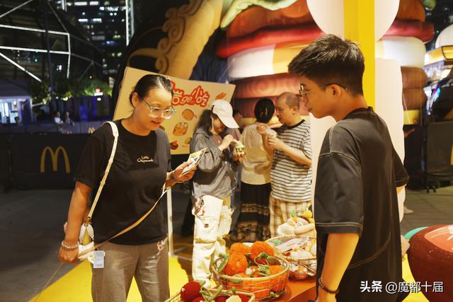 周边商场瞬时客流破纪录！上海国际光影节点亮消费新场景