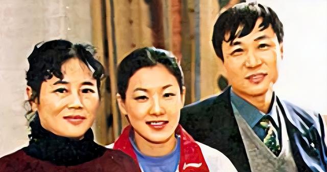 嫁大26岁富豪、5年生3胎，恩爱23年的伏明霞终是没逃过残酷现实