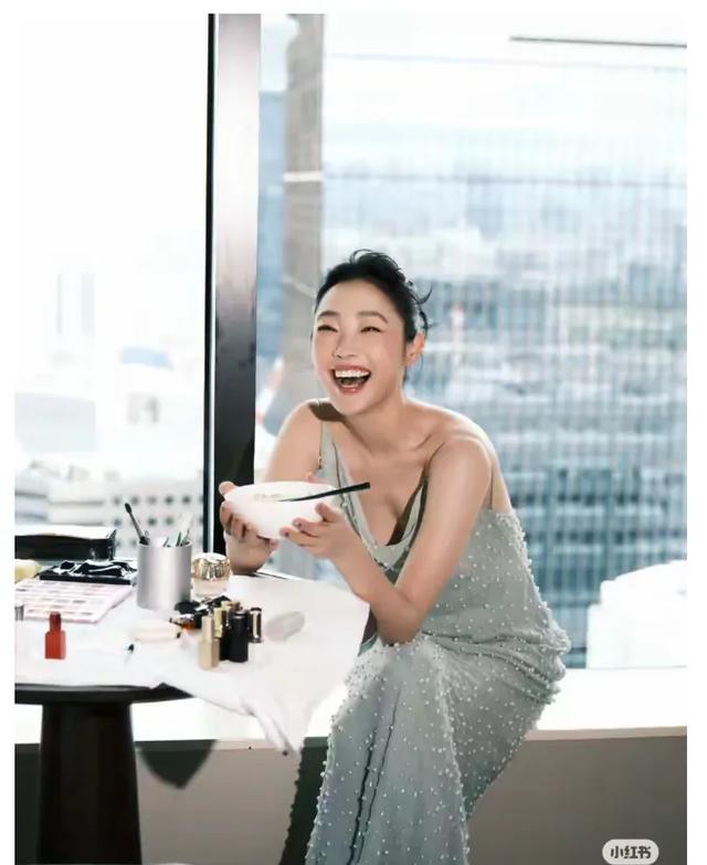 41岁白百何现身东京,她的下跨变得好大啊,脸也胖了,变化真大