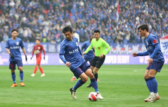 申花外援马纳法玩奥特曼体感游戏，动作标准找回童年感觉