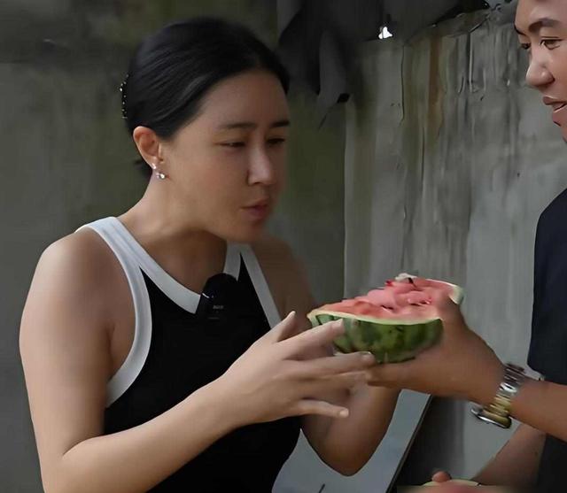 香港三级片女星下嫁农村，曾不雅照满天飞，如今42岁官宣怀孕