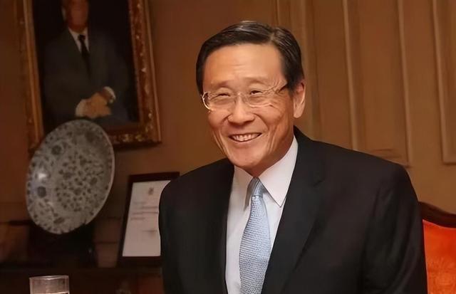 1996年，他与董建华竞选特首失败，没想到，却成了香港头号包租公