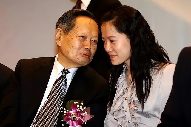 杨振宁去世后，翁帆再发文	，49岁无子女的她，早已被安排好了后路