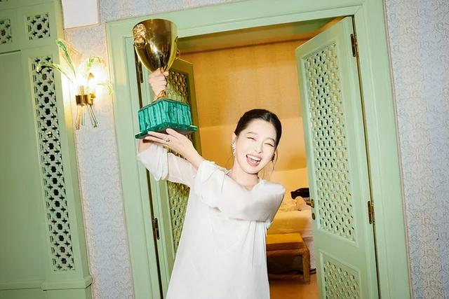 全网刷屏的新晋国际影后，她凭什么成为了85花第一？