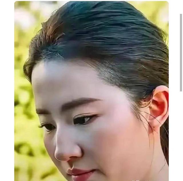 刘亦菲快40岁了，耳朵鬓角白发明显	，她没染发，坦然面对衰老