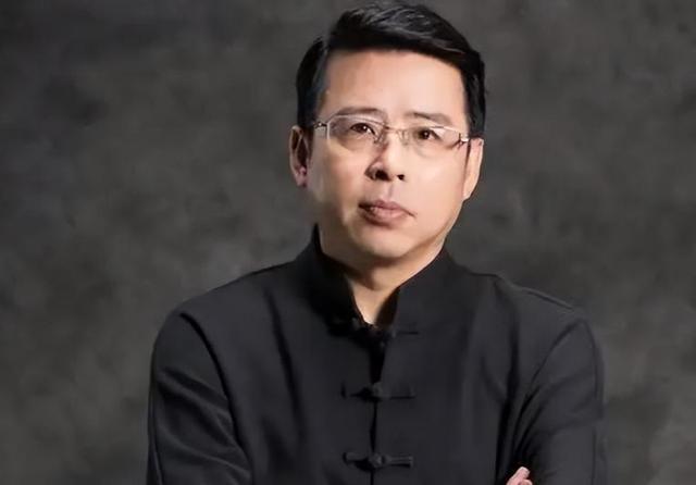 要求中国人向世界道歉，被央视开除的阿丘	，如今现状全是咎由自取