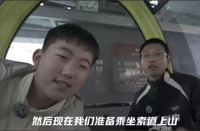 14岁俩小孩哥独自勇闯青岛！爬崂山看海景坐游船吃海鲜，用运动相机、无人机拍vlog