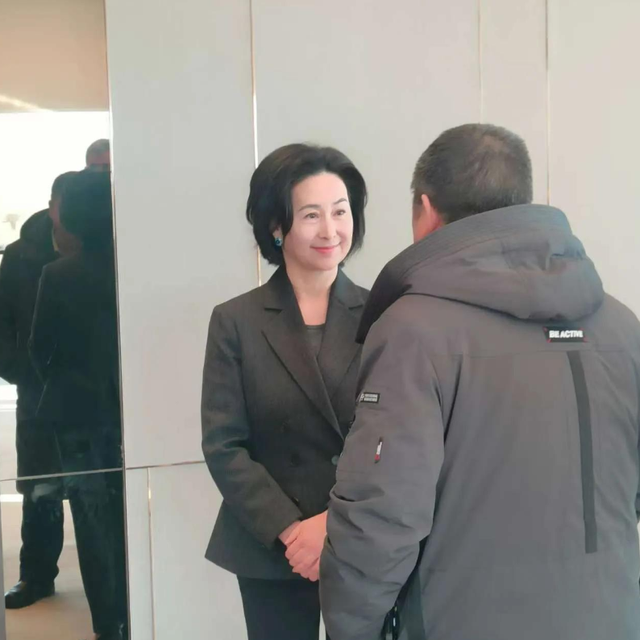 何超琼和萧邦总裁一起切蛋糕，李湘和王诗龄坐角落，阶层差距明显