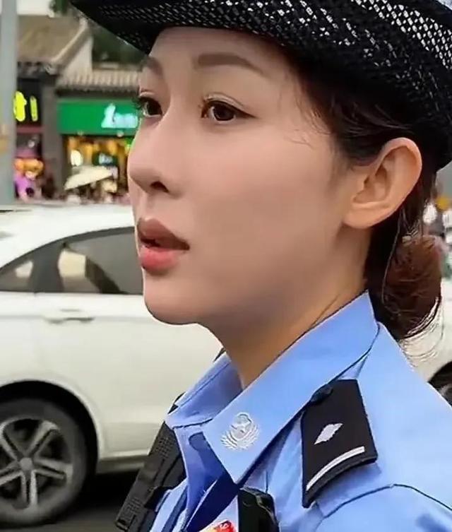 北京一女交警撞脸杨紫，相似度惊人，网友：这是北京分紫！