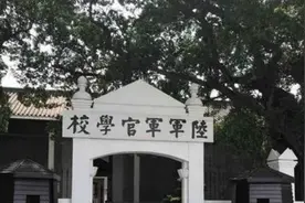 黄埔军校刚建立，步枪还不够站岗用，码头上突然运来8000条枪图片