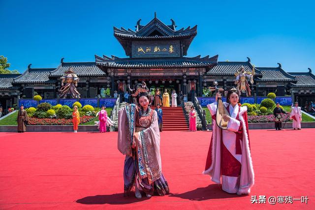 又是象山影视城！五一假期首日人气爆表，再现人山人海盛况