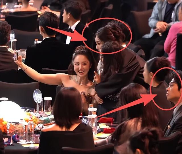 杨幂三次活动碰到魏大勋，每次都偷瞄男方，她为何会显得意难平？