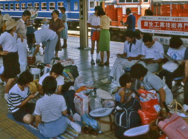 无法与自己和解的一代，回顾日本失落世代的一生，他们经历了什么